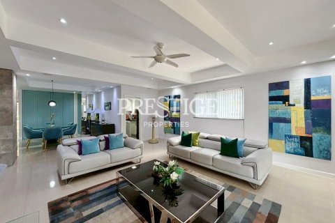 Condo in Pattaya, Thailand, 3 bedrooms № 198108