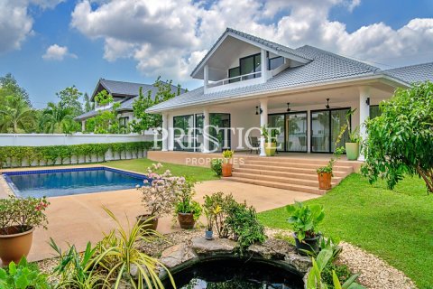 House in Pattaya, Thailand 4 bedrooms № 197529