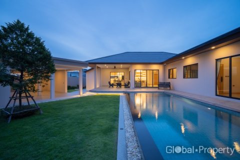 Дом в Паттайе, Таиланд с 5 спальнями  № 134424 - фото 1