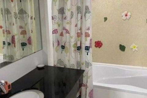 Кондоминиум с 2 спальнями в Банг Пхлате, Бангкок, Таиланд № 155800 - фото 4