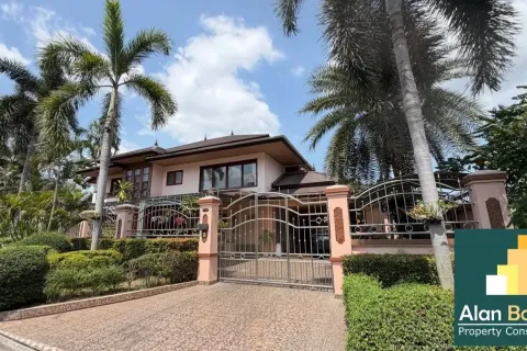 Casa de 4 dormitorios en Pattaya, Tailandia № 211193 - foto 2
