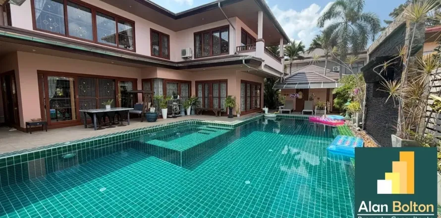 Casa de 4 dormitorios en Pattaya, Tailandia № 211193