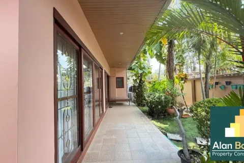 Casa de 4 dormitorios en Pattaya, Tailandia № 211193 - foto 19
