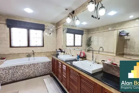 Casa de 4 dormitorios en Pattaya, Tailandia № 211193 - foto 18