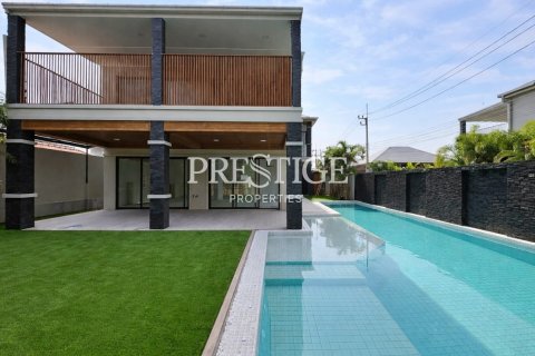 House in Pattaya, Thailand 5 bedrooms № 197640