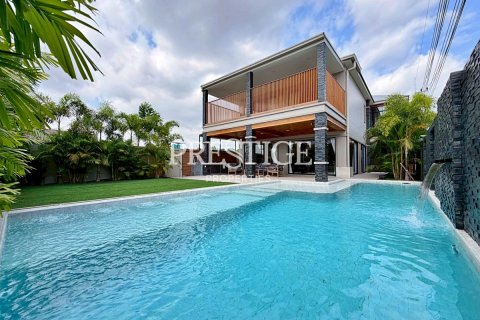 House in Pattaya, Thailand 4 bedrooms № 197638