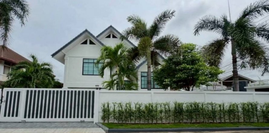 House in Pattaya, Thailand 4 bedrooms № 144254
