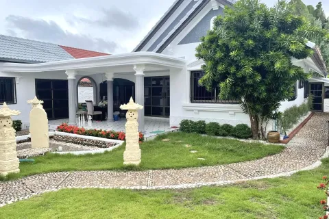 House in Pattaya, Thailand 4 bedrooms № 173706