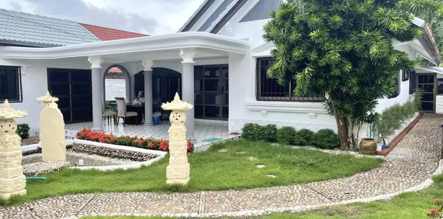 House in Pattaya, Thailand 4 bedrooms № 173706