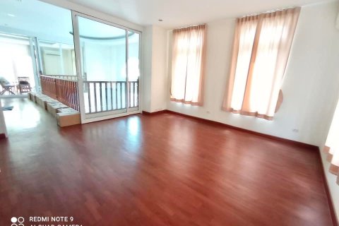 House in Bangkok, Thailand 4 bedrooms № 157532
