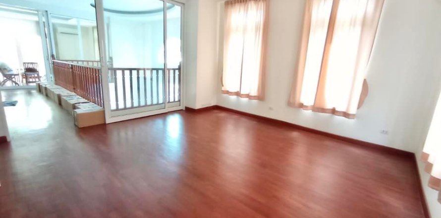 House in Bangkok, Thailand 4 bedrooms № 157532