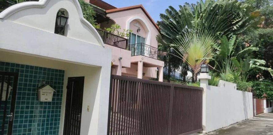 House in Bangkok, Thailand 4 bedrooms № 157527