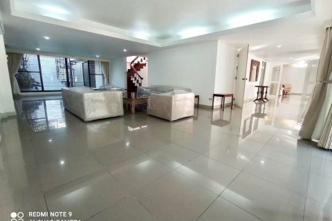 House in Bangkok, Thailand 6 bedrooms № 157529