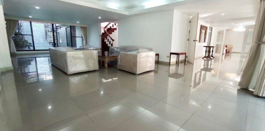 House in Bangkok, Thailand 6 bedrooms № 157529