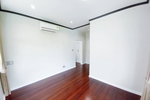 House in Bangkok, Thailand 4 bedrooms № 157528 - photo 12