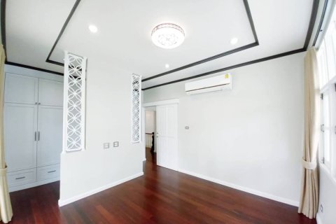 House in Bangkok, Thailand 4 bedrooms № 157528 - photo 11