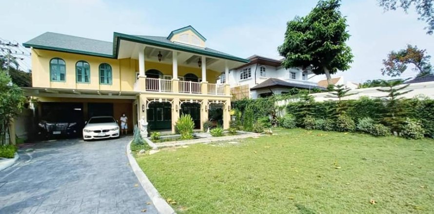House in Bangkok, Thailand 4 bedrooms № 157528