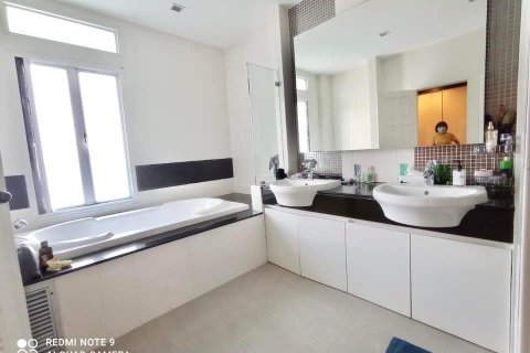 House in Bangkok, Thailand 3 bedrooms № 157530 - photo 9