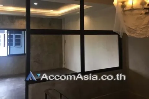 Adosado de 10 dormitorios en Huai Khwang, Bangkok, Tailandia № 217924