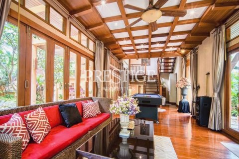 House in Pattaya, Thailand 4 bedrooms № 197907 - photo 2