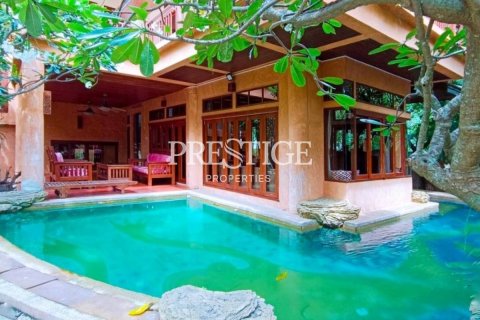 House in Pattaya, Thailand 4 bedrooms № 197907