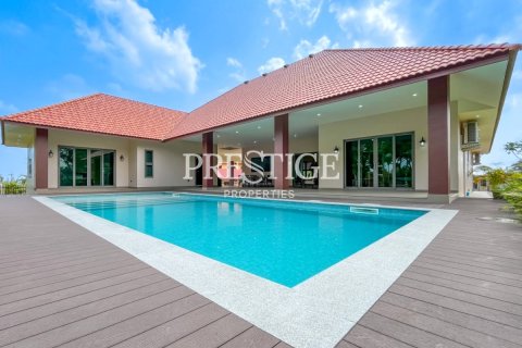 House in Pattaya, Thailand 4 bedrooms № 197911