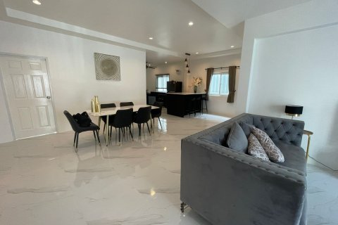 House in Phuket, Thailand 4 bedrooms № 148841 - photo 2