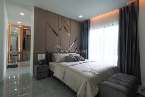 House in Bang Lamung, Thailand 5 bedrooms № 115432 - photo 19