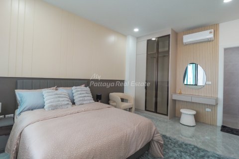 House in Bang Lamung, Thailand 5 bedrooms № 115432 - photo 25