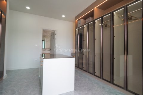 House in Bang Lamung, Thailand 5 bedrooms № 115432 - photo 20