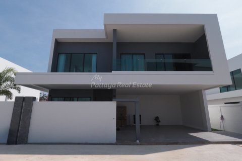 House in Bang Lamung, Thailand 5 bedrooms № 115432 - photo 1