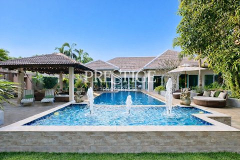 House in Pattaya, Thailand 6 bedrooms № 197714