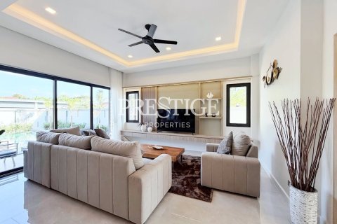 House in Pattaya, Thailand 3 bedrooms № 197716 - photo 3