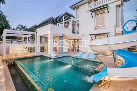 House in Pattaya, Thailand 4 bedrooms № 197717