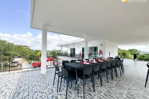 Casa de 6 dormitorios en Pattaya, Tailandia № 212136 - foto 5