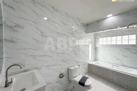 Casa de 6 dormitorios en Pattaya, Tailandia № 212136 - foto 12
