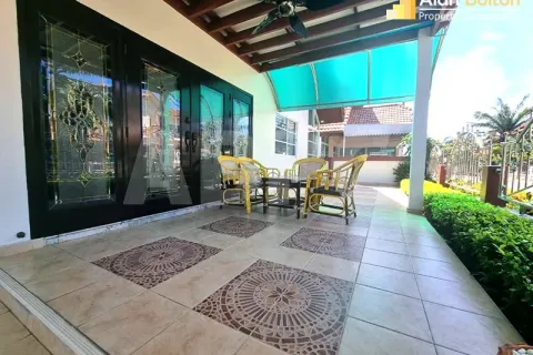 Casa de 3 dormitorios en Pattaya, Tailandia № 212141 - foto 11
