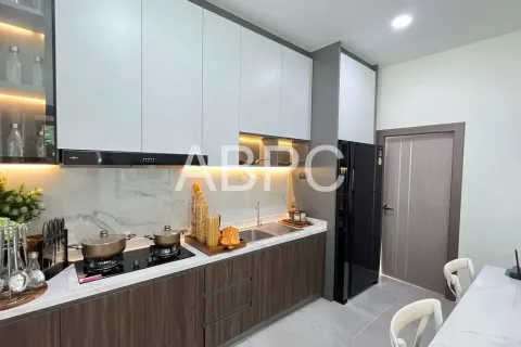 Casa de 4 dormitorios en Pattaya, Tailandia № 212139 - foto 11