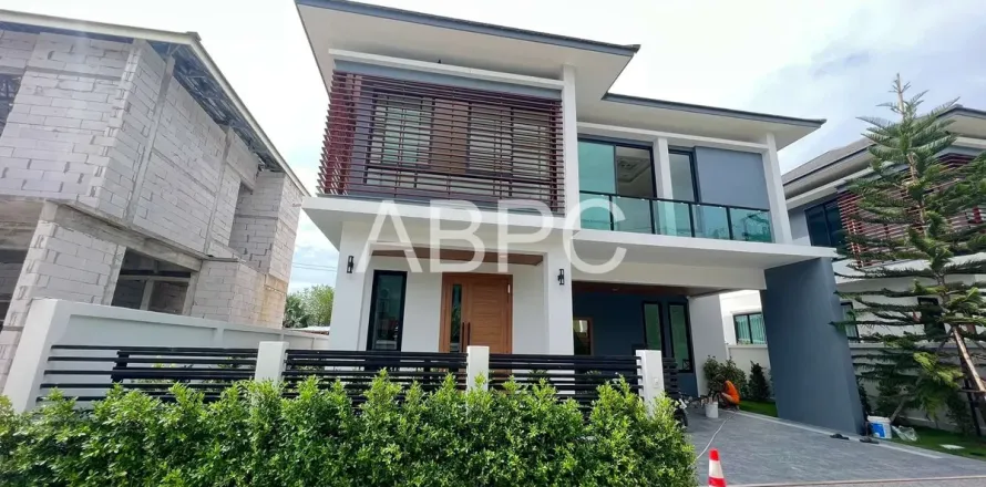 Casa de 4 dormitorios en Pattaya, Tailandia № 212139