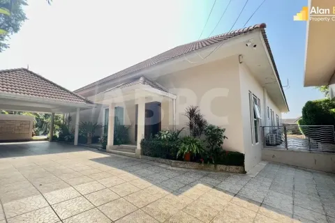 Casa de 5 dormitorios en Pattaya, Tailandia № 212138 - foto 4