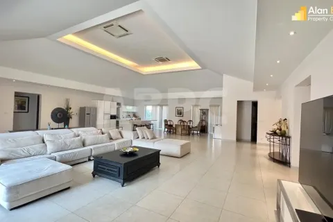 Casa de 5 dormitorios en Pattaya, Tailandia № 212138 - foto 5