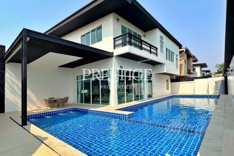 House in Pattaya, Thailand 4 bedrooms № 198191