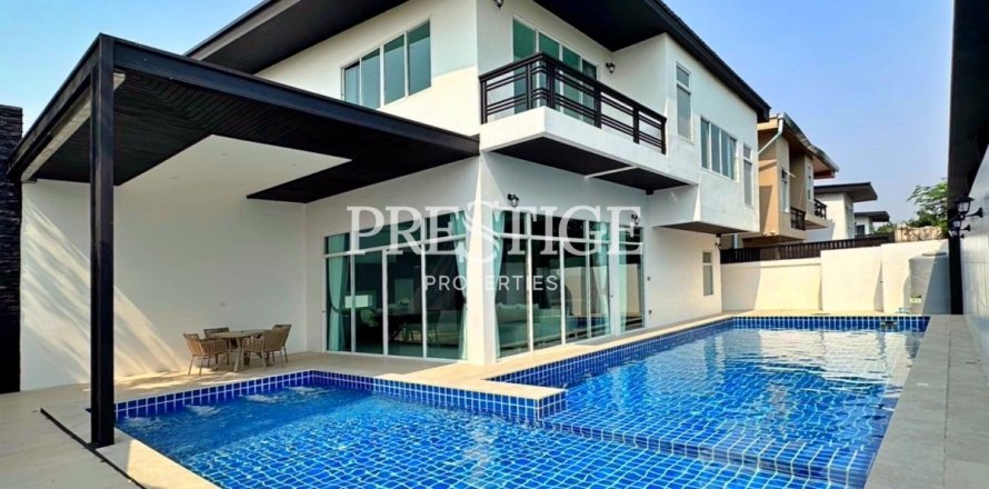 House in Pattaya, Thailand 4 bedrooms № 198191