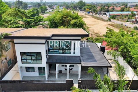 House in Pattaya, Thailand 4 bedrooms № 198191 - photo 2