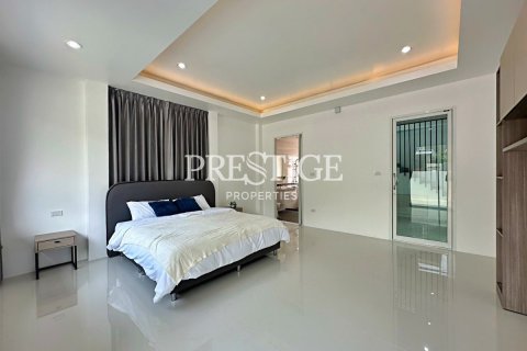 House in Pattaya, Thailand 4 bedrooms № 198191 - photo 12