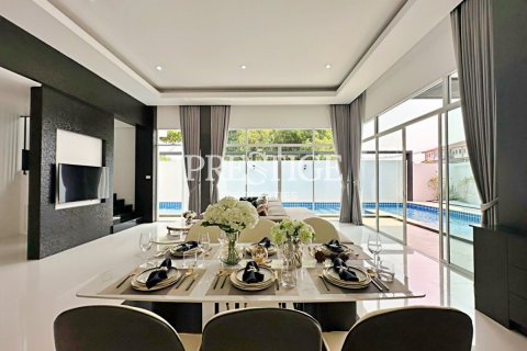 House in Pattaya, Thailand 4 bedrooms № 198191 - photo 8