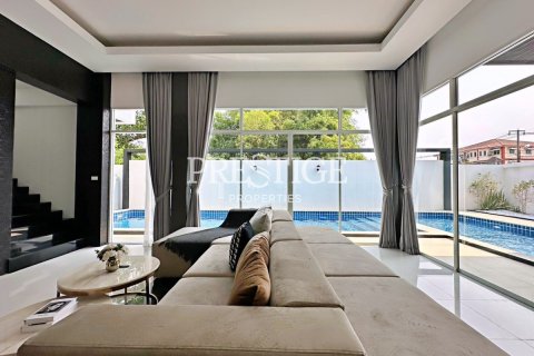 House in Pattaya, Thailand 4 bedrooms № 198191 - photo 3