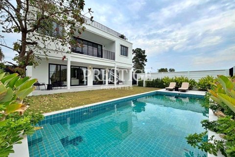 House in Pattaya, Thailand 4 bedrooms № 198192