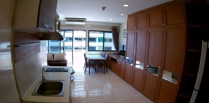 Studio in the Condo in Khlong Toei, Bangkok, Thailand № 135640