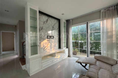 House in Bangkok, Thailand 4 bedrooms № 189228